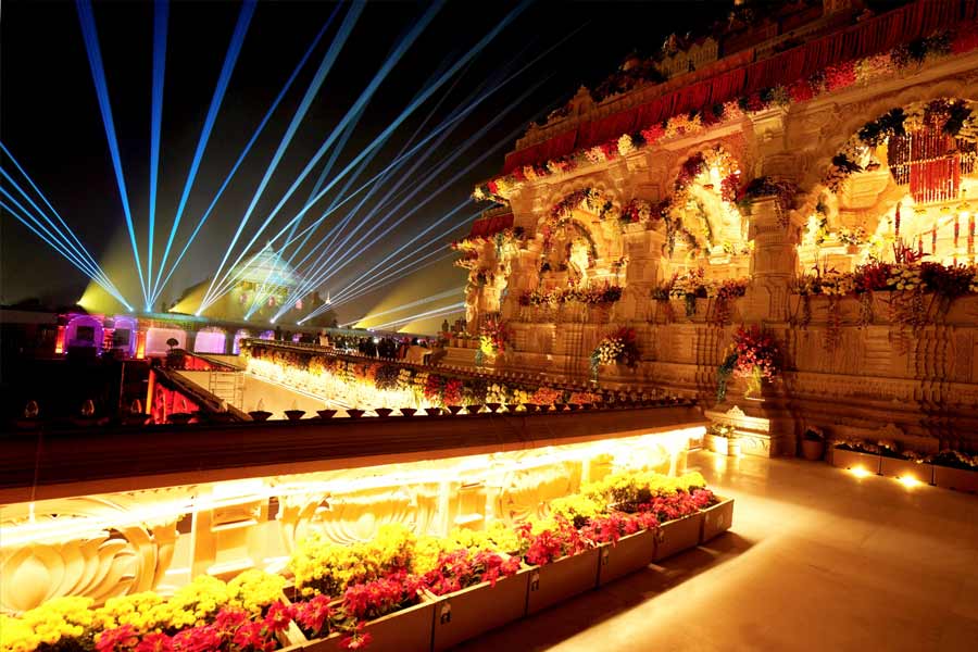 রামলালার মুকুটটি দান করেছেন গুজরাতের এক শিল্পপতি। মুকেশ অম্বানী নন, নামের মিল থাকলেও এই মুকুট দানের সঙ্গে জড়িয়ে রয়েছেন অন্য ব্যক্তি।