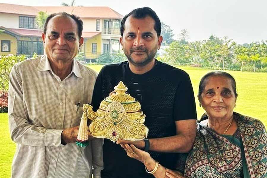 রামলালার ‘প্রাণপ্রতিষ্ঠা’র দিন শ্রীরাম জন্মভূমি তীর্থক্ষেত্র ট্রাস্টের সদস্যদের সোনার মুকুট দান করেন মুকেশ পটেল। গুজরাতের সুরাটে হিরের ব্যবসার সঙ্গে যুক্ত রয়েছেন তিনি।