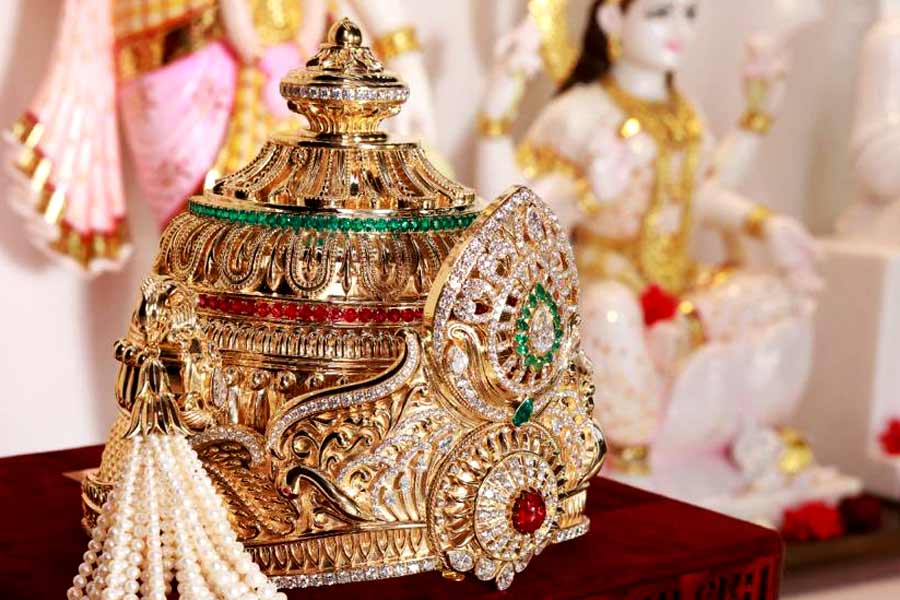 রামলালার সোনার মুকুটের ওজন ছয় কিলোগ্রাম। ১১ কোটি টাকা খরচ করে তৈরি করা হয়েছে এই মূর্তিটি।