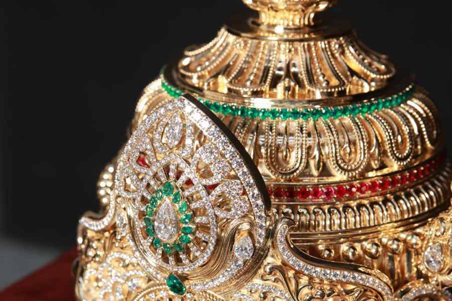 রামলালার মুকুটের ডান দিক মুক্তোর ছোট মালার মতো সাজানো রয়েছে। প্রায় চার কিলোগ্রাম ওজনের সোনা ব্যবহৃত হয়েছে মুকুট নির্মাণে। 