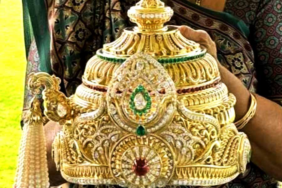 Ayodhya Ram Mandir Donation Gujarat Diamond Trader Mukesh Patel Donates Golden Crown To Ram