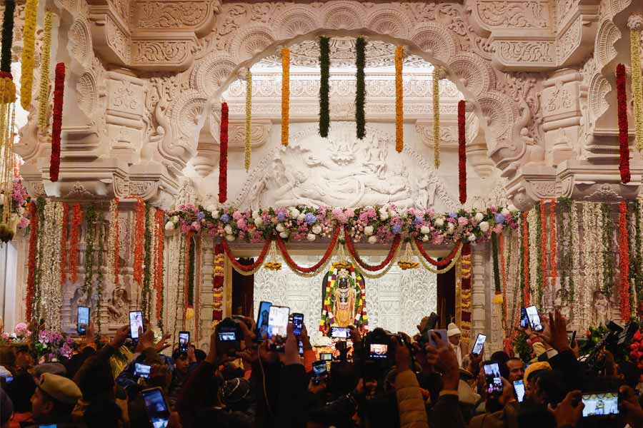 শুধু সোনার মুকুট নয়, তার পাশাপাশি রামলালার জন্য গয়নাও দান করেছেন মুকেশ। গুজরাতের ‘গ্রিনল্যাব ডায়মন্ড’ সংস্থার মালিক তিনি।