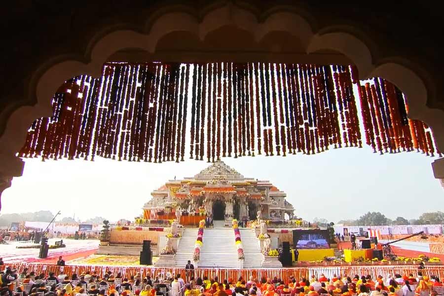 রামলালার সোনার মুকুট যাতে নিখুঁত ভাবে তৈরি হয়, সে কারণে ৫ জানুয়ারি অযোধ্যায় তাঁর সংস্থার তরফে দু’জন কর্মীকে পাঠিয়েছিলেন মুকেশ। রামলালাকে ভাল ভাবে পর্যবেক্ষণ করার পর মুকুট এবং গয়না তৈরি করেছিল মুকেশের সংস্থা।