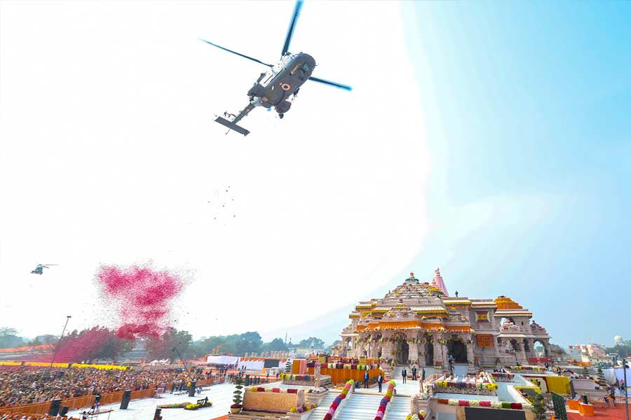 রামমন্দির উদ্বোধনের দিন স্ত্রী এবং পুত্রকে নিয়ে অযোধ্যায় গিয়েছিলেন মুকেশ। শ্রীরাম জন্মভূমি তীর্থক্ষেত্র ট্রাস্টের সদস্যদের হাতে সোনার মুকুট তুলে দেন তিনি।