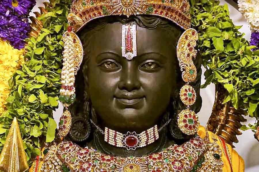 সোনার মুকুটের সঙ্গে মানানসই কুণ্ডল (দুল) রয়েছে রামলালার কানে। সোনার তৈরি দুলে বসানো রয়েছে হিরে, চুনি, পান্না। ময়ূরের নকশা ফোটানো হয়েছে তাতে।