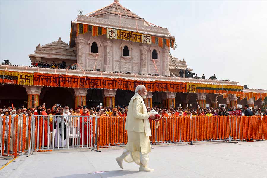 প্রাণপ্রতিষ্ঠার দিন রামলালার পরনে ছিল হলুদ রঙের বেনারসি ধুতি। গায়ে ছিল লাল পট্টবস্ত্র। এই পট্টবস্ত্রে সোনার জরি দিয়ে কারুকাজ করা হয়েছে। শঙ্খ, চক্র, পদ্ম এবং ময়ূর ফুটিয়ে তোলা হয়েছে পট্টবস্ত্রে। তৈরি করেছে দিল্লির একটি সংস্থা।