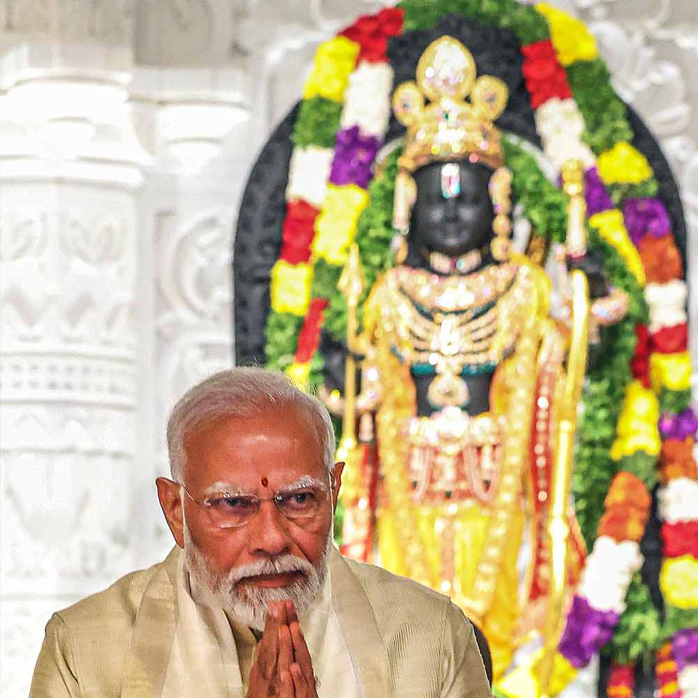 বিগ্রহের গলায় রয়েছে অর্ধচন্দ্রাকৃতি কণ্ঠহার। ফুলের নকশা রয়েছে তাতে। মাঝে সূর্য। অসংখ্য হিরে, চুনি, পান্না খোদাই করা রয়েছে। নীচে ঝুলছে পান্না।