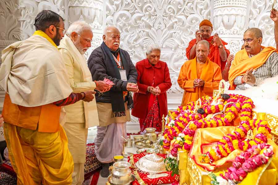 কণ্ঠ এবং নাভির মাঝে ঝুলছে পাঁচনলি হার। তাতে বসানো রয়েছে অসংখ্য হিরে, পান্না। নীচে ঝুলছে লকেট।