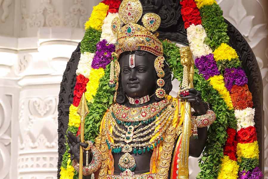 রামলালার দুই বাহুতে রয়েছে ভুজবন্ধ। সোনার তৈরি বাজুতে বসানো রয়েছে হিরে, চুনি, পান্না। দুই হাতে রয়েছে বালা। সোনার সেই বালাতে বসানো রয়েছে দামি পাথর। দুই হাতের আঙুলেই রয়েছে বিশাল আংটি। তা থেকে ঝুলছে বড় মুক্তো।