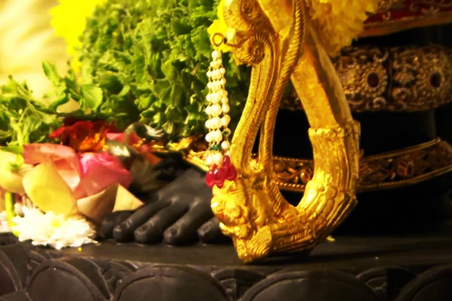 পায়ে রয়েছে সোনার তৈরি পায়েল বা পঞ্জনিয়া। তাতে সোনা, চুনি বসানো রয়েছে। বাঁ হাতে রয়েছে সোনার ধনুক। তাতে রয়েছে মুক্তো, চুনি, পান্না। ডান হাতে রয়েছে সোনার তির। বিগ্রহের কপালে রয়েছে হিরে, চুনি খচিত তিলক। পায়ে রয়েছে সোনার পদ্ম।