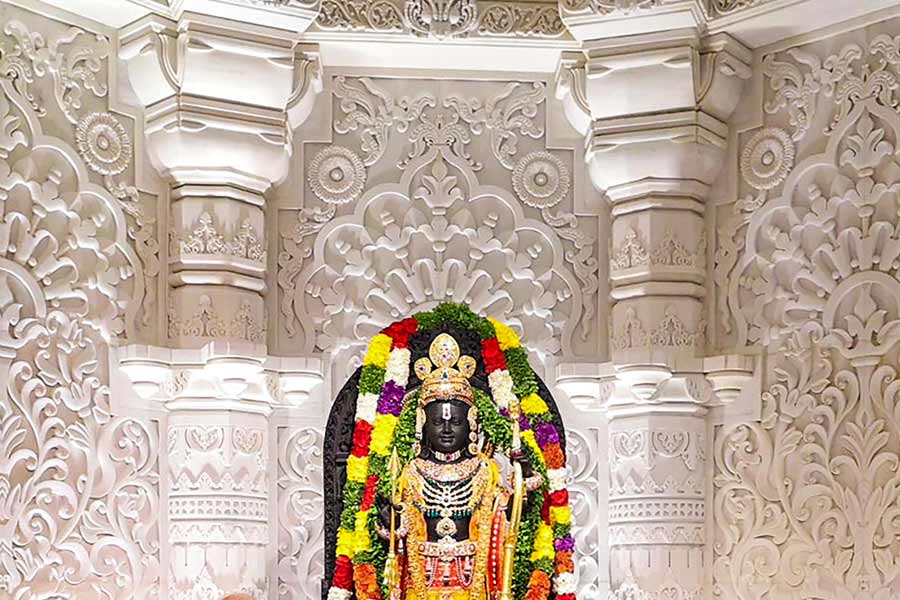 বিগ্রহের গায়ে কী কী গয়না পরানো হবে, তা নিয়ে চলেছিল গবেষণা। বাল্মিকীর রামায়ণ, অধ্যাত্ম রামায়ণ, রামচরিত মানস, আলভান্দর স্তোত্র পড়ে তার পরেই গয়নার নকশা পরিকল্পনা করা হয়েছিল।