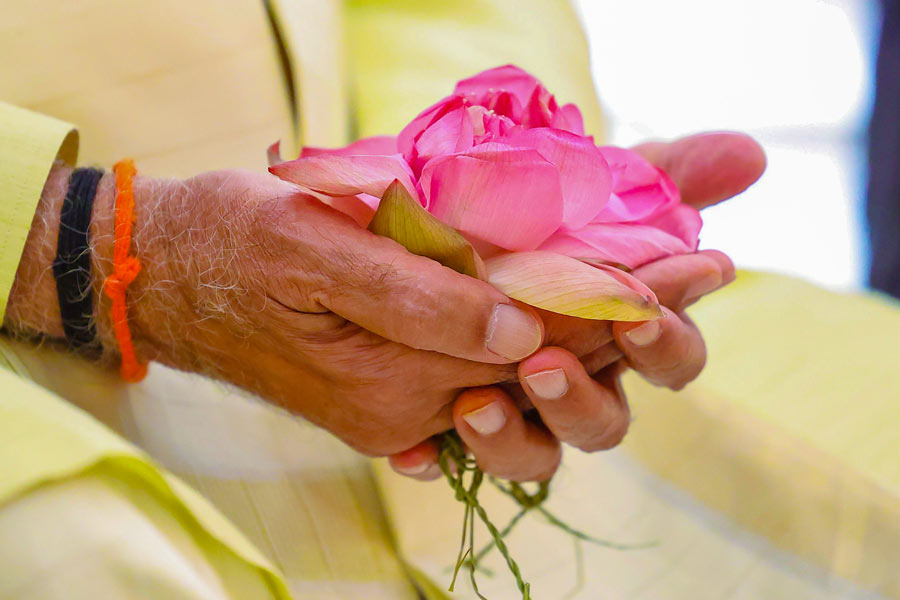 গবেষণা করে গয়নার নকশা তৈরি করেছেন যতীন্দ্র মিশ্র। লখনউয়ের দু’টি দোকান থেকে বানানো হয়েছে সেগুলি।