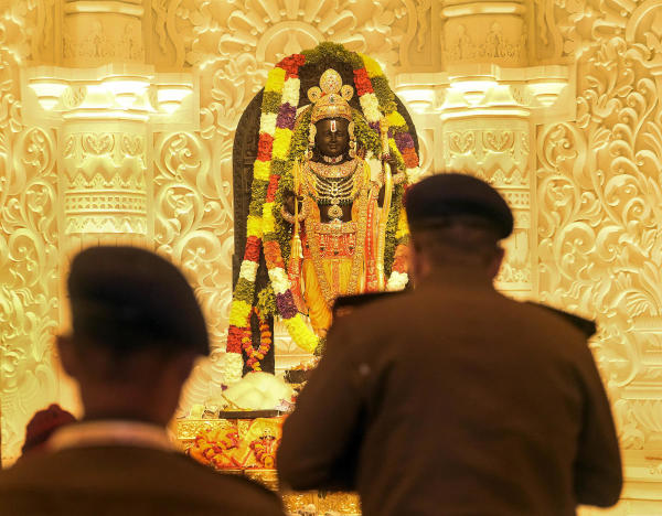 প্রাণপ্রতিষ্ঠার দিন রামলালার পরনে ছিল হলুদ রঙের বেনারসি ধুতি। গায়ে ছিল লাল পট্টবস্ত্র। এই পট্টবস্ত্রে সোনার জরি দিয়ে কারুকাজ করা হয়েছে। 