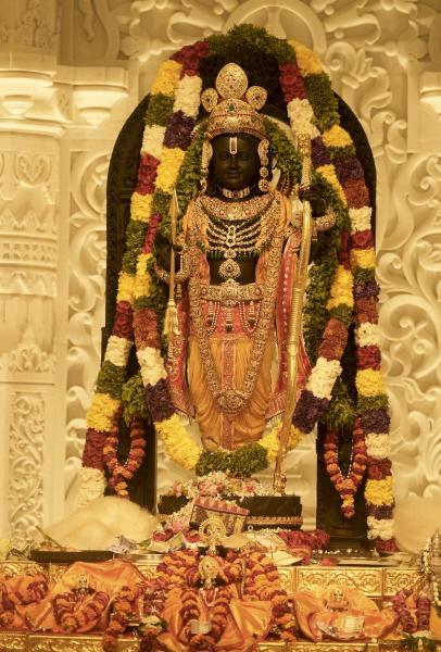 শঙ্খ, চক্র, পদ্ম, ময়ূর ফুটিয়ে তোলা হয়েছে পট্টবস্ত্রে। বিগ্রহের মাথা থেকে পা পর্যন্ত সোনা, হিরে, চুনি, পান্নার গয়না। বিগ্রহের কপালে রয়েছে হিরে, চুনি-খচিত তিলক।