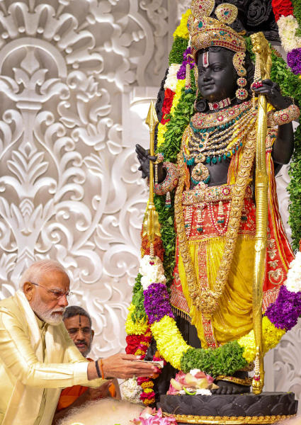 বিগ্রহের গায়ে কী কী গয়না পরানো হবে, তা নিয়ে চলেছে গবেষণা। বাল্মিকী রামায়ণ ছাড়াও বিবিধ অধ্যাত্ম ব্যাখ্যাযুক্ত রামায়ণ, তুলসীদাসের রামচরিত মানস, ভারতের সাধক যমুনাচার্যের আলভান্দর স্তোত্র পড়ে তার পরেই গয়নার নকশা পরিকল্পনা করা হয়েছে।