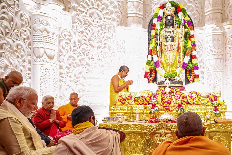 বিগ্রহের গলায় রয়েছে অর্ধচন্দ্রাকৃতি কণ্ঠহার। ফুলের নকশা রয়েছে তাতে। মাঝে সূর্য। অসংখ্য হিরে, চুনি, পান্না খোদাই করা রয়েছে। নীচে ঝুলছে পান্না। বিগ্রহের যেখানে হৃদয়, সেখানে ঝুলছে কৌস্তুভ মণি। বড় চুনি এবং হিরে দিয়ে তৈরি। 