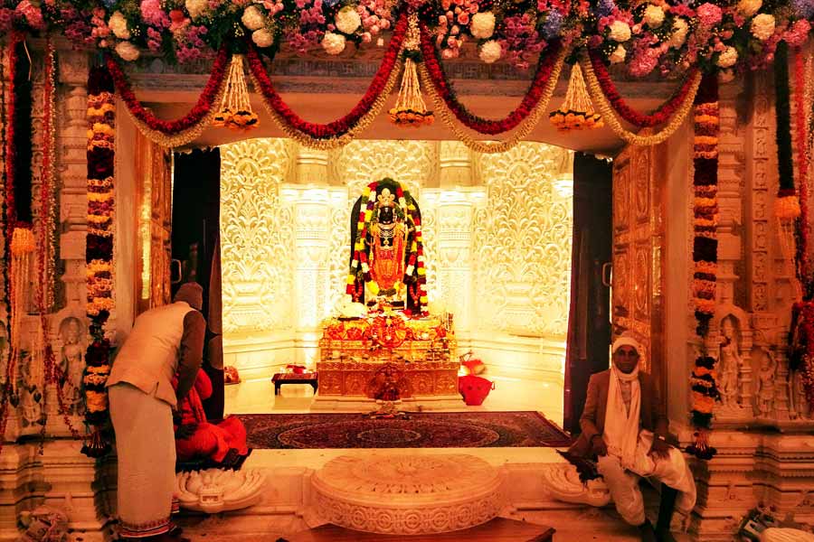 কণ্ঠ এবং নাভির মাঝে ঝুলছে পাঁচনরি হার। তাতে বসানো রয়েছে অসংখ্য হিরে, পান্না। নীচে ঝুলছে লকেট।