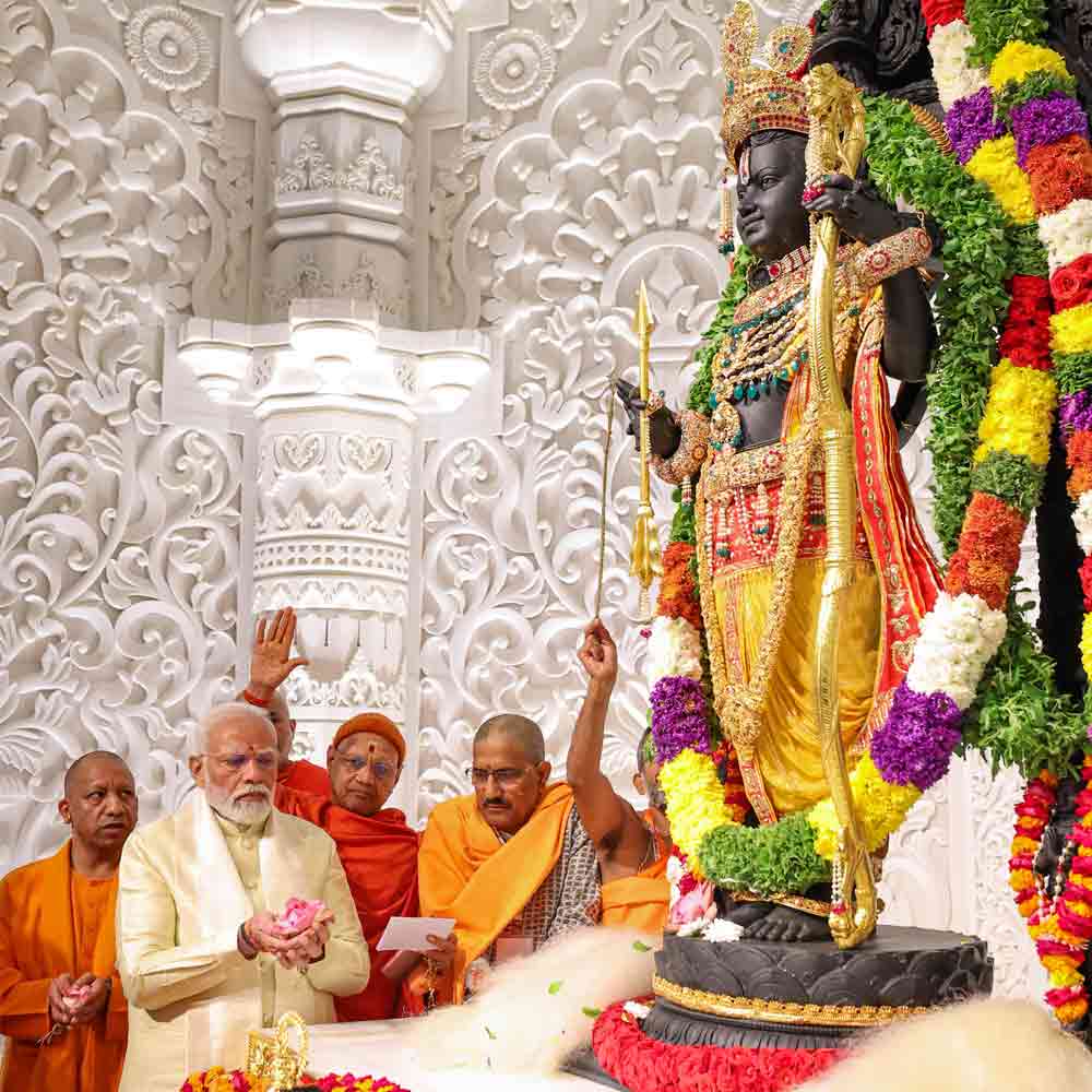 বাঁ হাতে রয়েছে সোনার ধনুক। তাতে রয়েছে মুক্তো, চুনি, পান্না। ডান হাতে রয়েছে সোনার তির। পায়ে রয়েছে সোনার পদ্ম। 