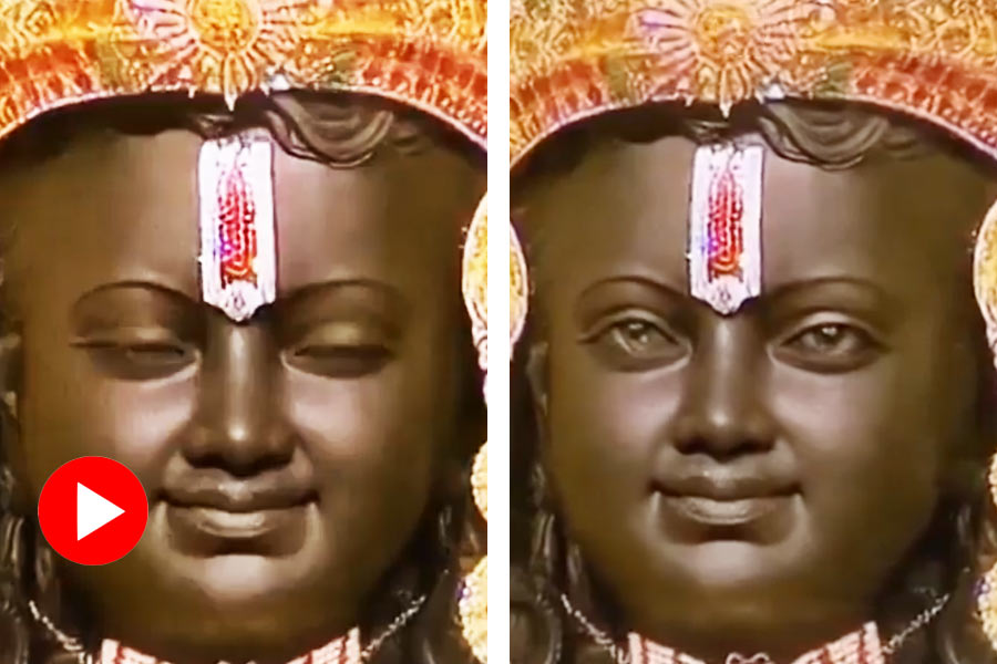 ভিডিয়োয় চোখের ‘পলক ফেলছেন’ রামলালা, তাঁর মুখে যেন লেগে রয়েছে মিষ্টি হাসি। রামলালার এই ভিডিয়ো ছড়িয়ে পড়া মাত্র হইচই পড়ে গিয়েছে চারদিকে। 