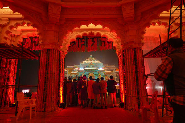 আর এক জন লিখেছেন, ‘‘এই মূর্তি দেখে মন ভরে গিয়েছে, আমাদের রামলালার স্নিগ্ধ এই রূপ দেখে চোখে জল চলে এল।’’