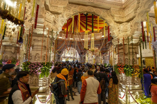 কিন্তু মঙ্গলবার থেকেই ঢুকতে পারবে সর্বসাধারণ, আগেই জানিয়েছিলেন মন্দির কর্তৃপক্ষ। আর তাই রামলালার দর্শন পেতে মধ্যরাত থেকেই মন্দিরের বাইরে দেখা গেল বিপুল ভক্তের ভিড়। 