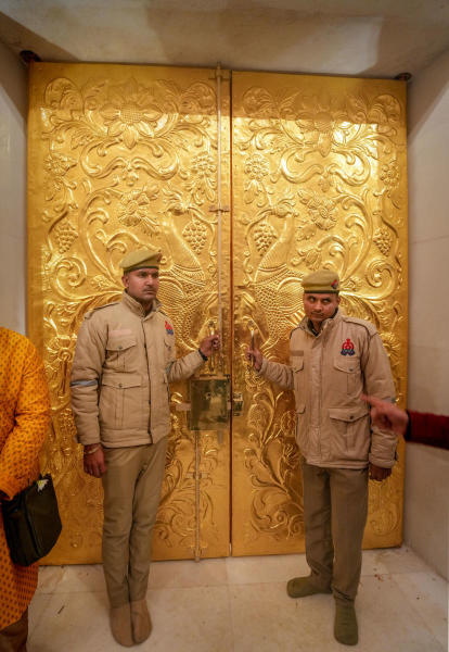 ভিড় নিয়ন্ত্রণ করতে পুলিশ এবং নিরাপত্তাবাহিনীকে হিমশিম খেতে হয়। ভিড় ছত্রভঙ্গ করার চেষ্টাও হয়। এই বিশৃঙ্খল পরিস্থিতি সামলাতে শেষমেশ মন্দিরের দরজা বন্ধ করে দেন রামমন্দির কর্তৃপক্ষ।