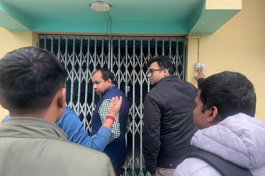 সন্দেশখালিতে তৃণমূল নেতা শেখ শাহজাহানের বাড়ি থেকে একে বারে খালি হাতে ফিরল না ইডি। সরবেরিয়া গ্রামে শাহজাহানের বাড়িতে বুধবার সকাল থেকে তন্ন তন্ন করে তল্লাশি চালিয়েছে ইডি।