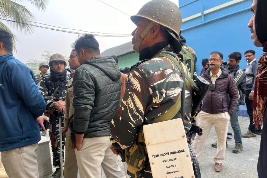 শাহজাহানের বাড়ির সামনে কাঁদানে গ্যাস নিয়ে উপস্থিত কেন্দ্রীয় বাহিনীর জওয়ান।