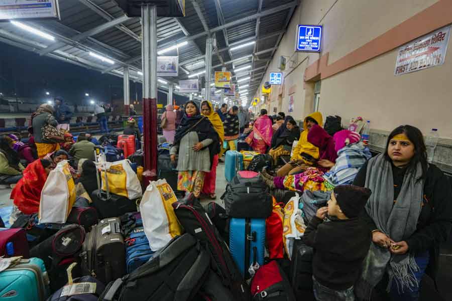 On 2nd day huge rush continues at Ram Mandir, administration urges devotees to delay visit.