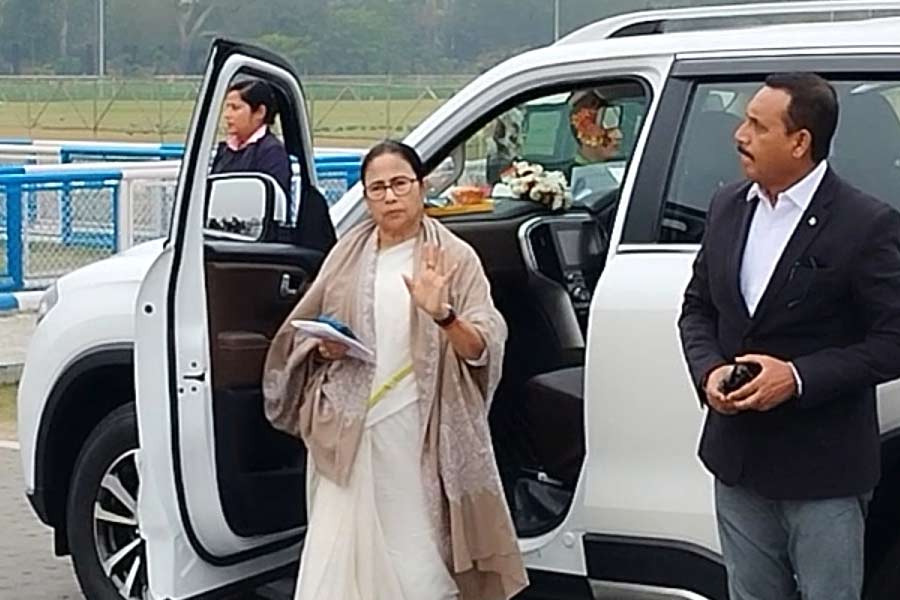 বুধবার বর্ধমানে প্রশাসনিক বৈঠকে যাওয়ার আগে মুখ্যমন্ত্রী মমতা বন্দ্যোপাধ্যায়। 