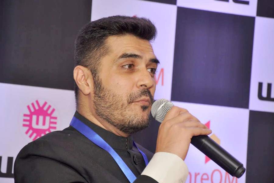 বাবা সেনাবাহিনীর সঙ্গে যুক্ত ছিলেন। অন্য দিকে কাকা বলিপাড়ার খ্যাতনামী অভিনেতা। বাবার পদাঙ্ক অনুসরণ করে সেনাবাহিনীতেই যোগ দিয়েছিলেন তিনি। পাঁচ বছর সেনাবাহিনীতে নিযুক্ত থাকার পর অভিনয়ে নামেন। কিন্তু সইফ আলি খান, শাহিদ কপূর এবং সলমন খানের মতো তারকাদের সঙ্গে অভিনয় করেও তেমন প্রচার পাননি মহম্মদ আলি শাহ।