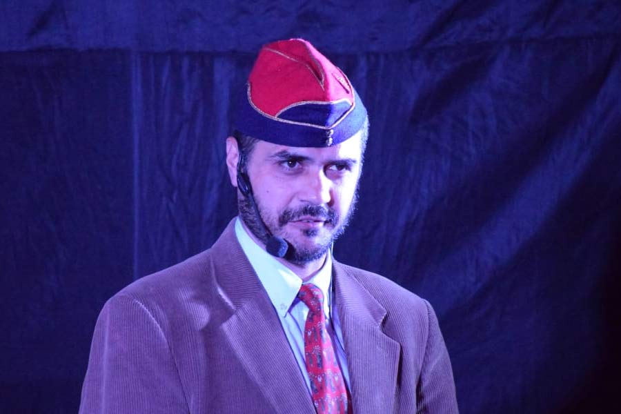 জম্মু ও কাশ্মীরে সীমান্তে লেফ্‌টেন্যান্ট পদে কর্মরত ছিলেন মহম্মদ। তার পর পদোন্নতি হয়ে ক্যাপ্টেন হয়েছিলেন তিনি।