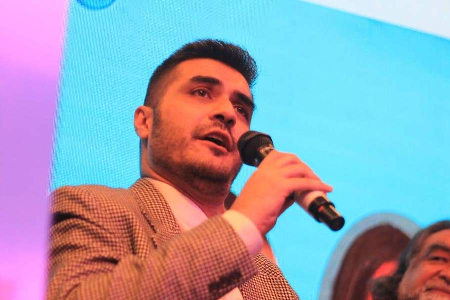 পড়াশোনা শেষ করে পর পর দু’টি বেসরকারি সংস্থায় চাকরি করেন মহম্মদ। কর্মরত থাকাকালীন অভিনয়ের প্রতি আগ্রহ জন্মায় তাঁর।