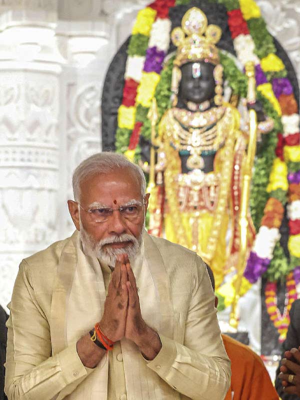 সোমবার এক ঐতিহাসিক মুহূর্তের সাক্ষী রইল সারা বিশ্ব। অযোধ্যার রামমন্দিরে রামলালার ‘প্রাণপ্রতিষ্ঠা’ করলেন প্রধানমন্ত্রী নরেন্দ্র মোদী। রামলালার মূর্তির প্রথম দর্শনে মুগ্ধ হয়ে যান সকলে। কী দিয়ে তৈরি এই মূর্তি? সেই শিলার বিশেষ বৈশিষ্ট্যই বা কী?