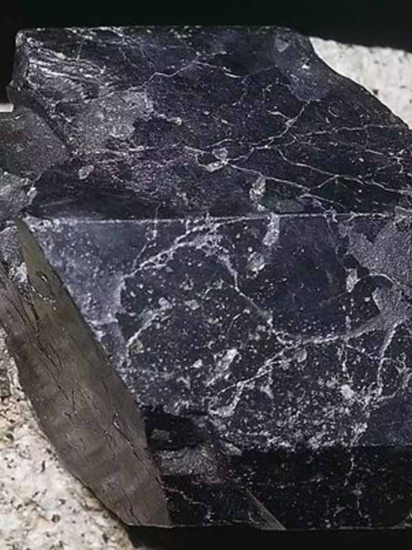 বাইরের পরিবেশে কষ্টিপাথর রেখে দিলে তা দুই থেকে তিন বছরের মধ্যে কঠিন হয়ে যায়। কঠিন হয়ে যাওয়ার আগেই সাধারণত শিলার উপর খোদাইয়ের কাজ সম্পূর্ণ করে ফেলেন ভাস্করেরা।