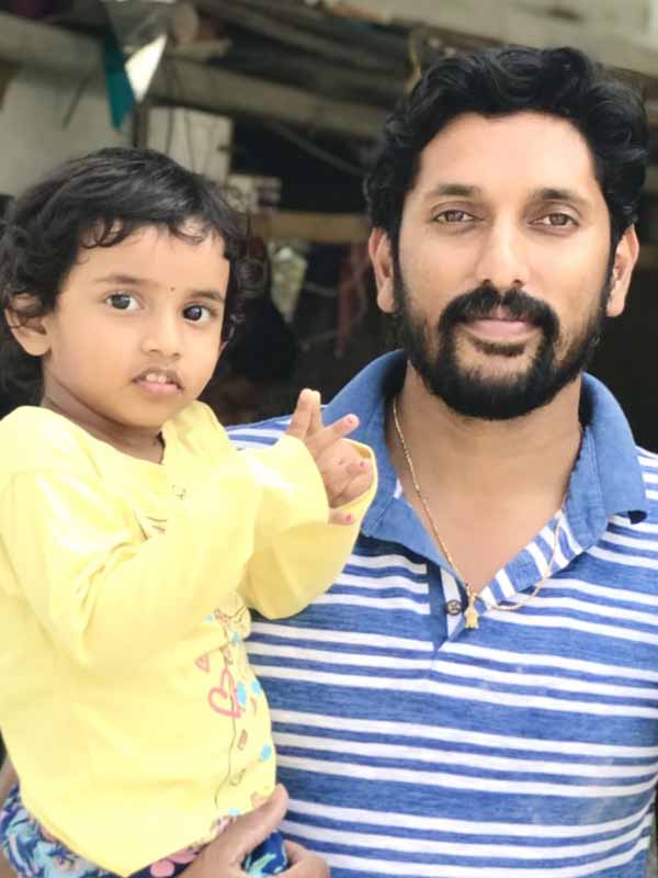 রামমন্দিরের গর্ভগৃহে রামলালার যে মূর্তিটি স্থাপন করা হয়েছে তা তৈরি করেছেন কর্নাটকের ভাস্কর অরুণ যোগীরাজ। ছ’মাস ধরে কষ্টিপাথর দিয়ে রামলালার মূর্তিটি খোদাই করেছেন তিনি।