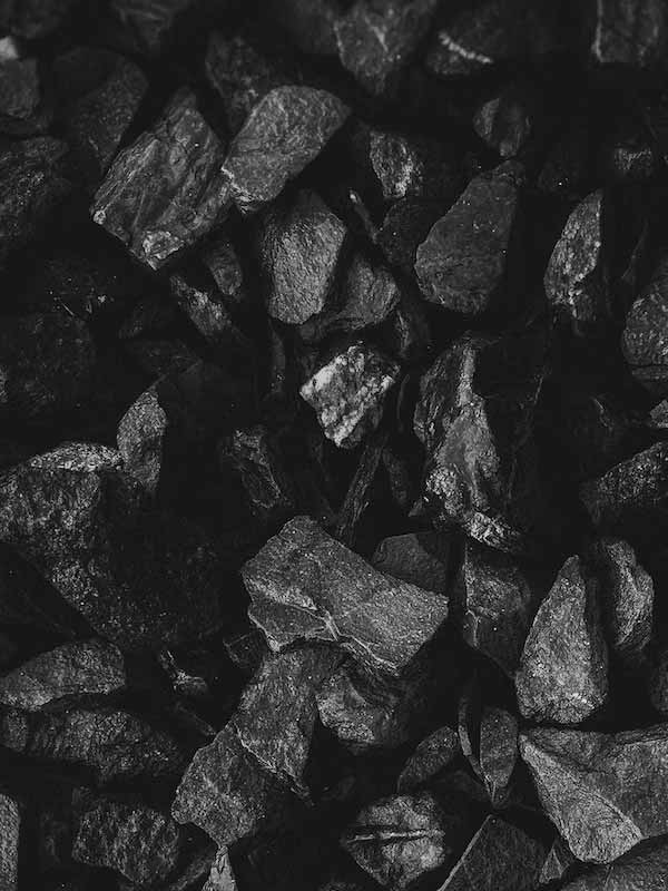 কর্নাটকের মাইসুরু জেলায় মূলত এইচডি কোটে শহর এবং কর্নাটকের কারকালায় প্রচুর পরিমাণে কষ্টিপাথর পাওয়া যায়। প্রত্নতত্ত্ববিদদের দাবি, কষ্টিপাথরের স্থায়িত্ব দীর্ঘ। বছরের পর বছর পড়ে থাকলেও এই শিলার কোনও ক্ষয় হয় না।