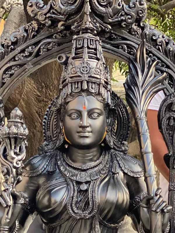 দক্ষিণ ভারতের অধিকাংশ মন্দিরে স্থাপিত দেবদেবীর মূর্তি কষ্টিপাথর দিয়ে তৈরি। স্থানীয়দের কাছে এই শিলা ‘নেল্লিকারু’ নামে পরিচিত।