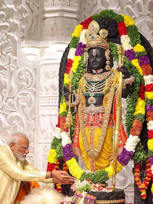 রামমন্দিরের গর্ভগৃহে রামলালার যে মূর্তিটি রয়েছে তা দাঁড় করানো ভঙ্গিমায় রয়েছে। রামলালা পাঁচ বছর বয়সি বালক।