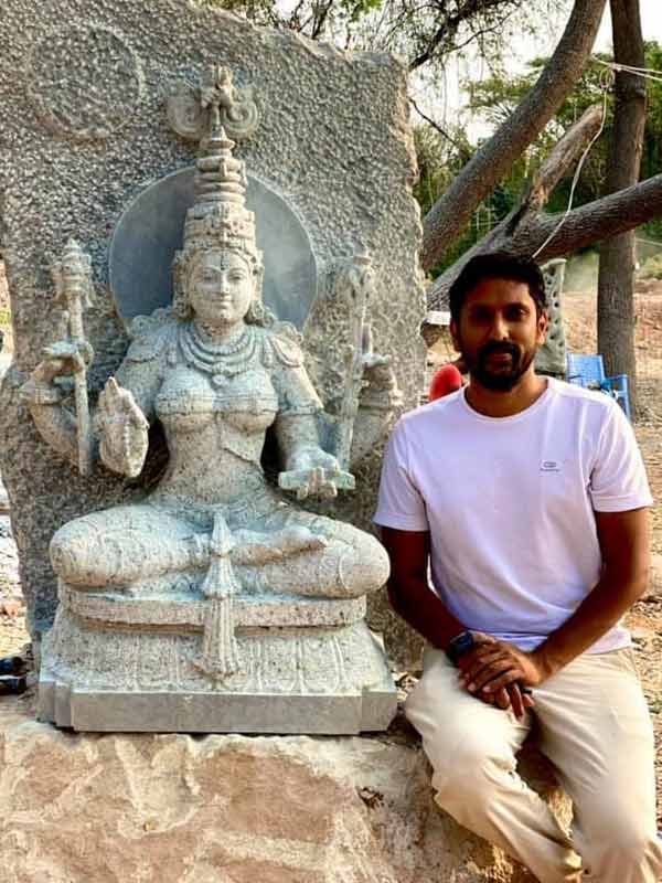 অরুণ যোগীরাজের তৈরি বিগ্রহটির সামনেই রাখা হয়েছে রামলালার পুরন‌ো মূর্তি। শ্রীরাম জন্মভূমি তীর্থক্ষেত্র ট্রাস্টের তরফে জানানো হয়েছে যে পুরনো মূর্তির উচ্চতা অনেকটাই কম।