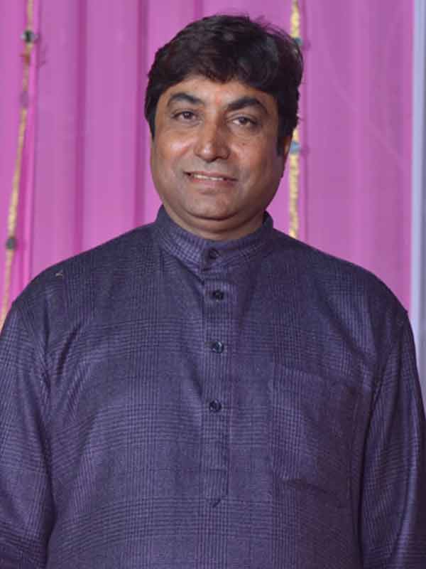 দৌড়ে থাকা একটি বিগ্রহ তৈরি করেছেন রাজস্থানের শিল্পী সত্যনারায়ণ পাণ্ডে। শ্বেতপাথরের তৈরি বিগ্রহের এক হাতে সোনার তির, অন্য হাতে সোনার ধনুক। বিগ্রহের ঠোঁটে গোলাপি আভা। ফুটে উঠেছে শিশুসুলভ হাসি। গায়ে গয়না এবং ধুতিও পাথরে খোদাই করা। পিছনে রয়েছে আর্চের মতো কাঠামো। তাতে খোদাই করা রয়েছে বিষ্ণুর বিভিন্ন অবতার। 