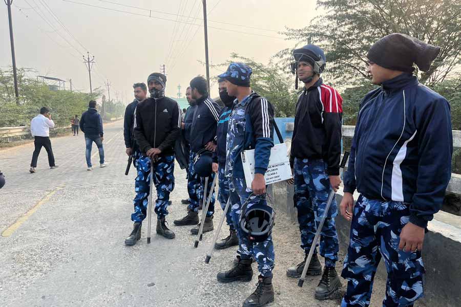 ইডি সূত্রে খবর, ২৫টি গাড়িতে ১২৫ জনেরও বেশি কেন্দ্রীয় বাহিনীর জওয়ান নিয়ে সাত জনের একটি দল বুধবার সকাল সাতটা নাগাদ পৌঁছয় শাহজাহানের বাড়িতে। কেন্দ্রীয় বাহিনীর জওয়ানের মাথায় হেলমেট, হাতে গার্ড পরে সব রকম ভাবে প্রস্তুতি নিয়ে আসেন। জেলা পুলিশকে এ দিন আগাম খবর দিয়ে রাখা হয়েছিল ইডির তরফ থেকে। ইডি শাহাজাহানের বাড়িতে পৌঁছলে তাঁদের কাছে তল্লাশির পরোয়ানা দেখতে চায় পুলিশ। তা দেখানোর পরেই পুলিশের তরফে সহযোগিতার আশ্বাস মেলে।