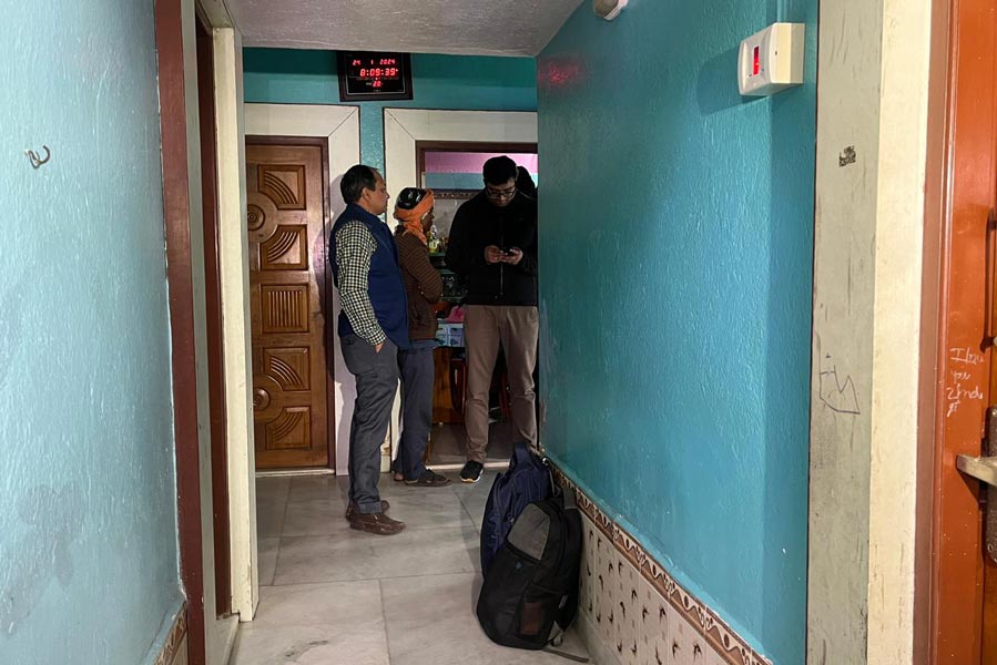 এ ছাড়া মিলেছে বেশ কিছু সূত্র। যেমন শাহজাহান শেখের বাড়িতে বহু ব্যাক্তির বিমানের টিকিট, ভিসা, বিমার সার্টিফিকেট সংক্রান্ত নথির কাগজ পাওয়া গিয়েছে। 