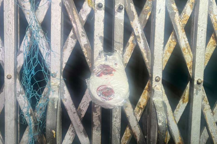 তাতে লেখা আছে, রেশন মামলায় শাহজাহানের হাজিরা জরুরি। তাই ২০০২ সালের আর্থিক তছরুপ বিরোধী আইনের ধারা অনুযায়ী, ২৯ জানুয়ারি সকাল ১১টার মধ্যে শাহজাহানকে কলকাতায় ইডি দফতরে হাজিরা দিতে হবে। 