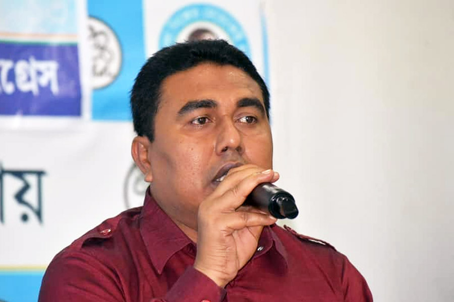 সঙ্গে নিয়ে যেতে হবে বেশ কিছু নথিও। শাহজাহানকে ইডি দফতরে যাওয়ার সময়ে সঙ্গে রাখতে হবে আধার কার্ড, পাসপোর্ট, ভোটার কার্ড, প্যান কার্ড এবং নিজের পাসপোর্ট আকারের ছবি। আপাতত শাহজাহানের বাড়িটি সিল করে দিয়ে গেলেন ইডি আধিকারিকেরা।