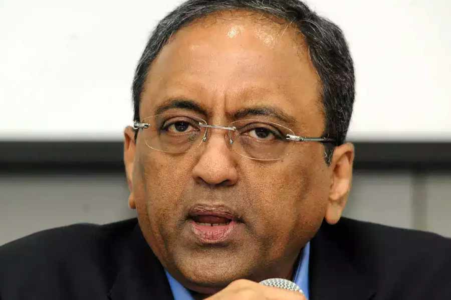 ইঞ্জিনিয়ার হিসাবে কাজের শুরু একটি বেসরকারি সংস্থায়। পরে নামী নির্মাণ সংস্থায় চাকরি করেন। সেখানেই বর্তমানে সিইও পদে রয়েছেন। 