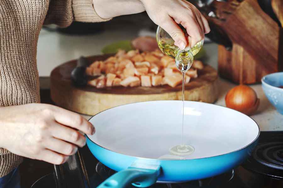 Five useful tricks to add minimum oil while cooking.