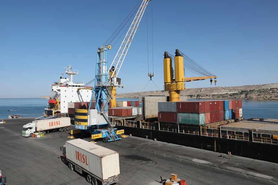 আন্তর্জাতিক বাণিজ্যে চাবাহার এবং গদর‌ বন্দর দু’টি পরস্পর প্রতিস্পর্ধী হিসাবে আত্মপ্রকাশ করেছে। দু’টিই গভীর সমুদ্রবন্দর। এই বন্দর ইরান এবং পাকিস্তানের বাণিজ্যিক প্রতিযোগিতাকে ইন্ধন জোগাচ্ছে বলে‌ অনেকের মত।