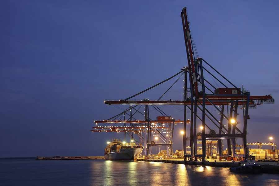 ইরানের জন্য চাবাহার বন্দর অত্যন্ত গুরুত্বপূর্ণ। আমেরিকা-সহ পশ্চিমি দুনিয়ার বাধার সম্মুখীন হলেও এই বন্দরের মাধ্যমে বাণিজ্যিক লেনদেন চালিয়ে যেতে পারে তেহরান।