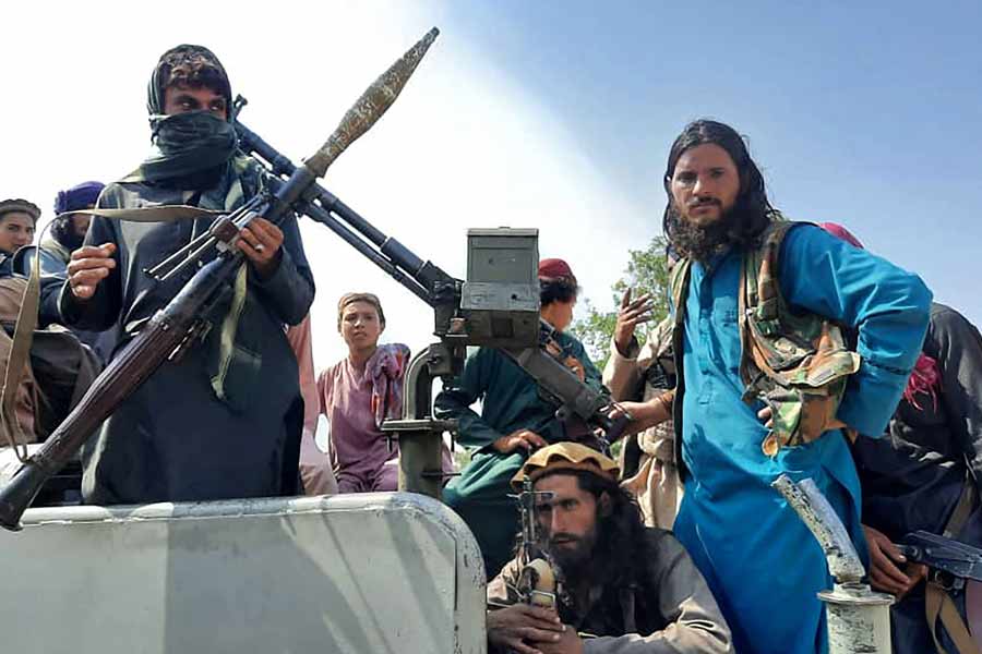 ১৯৯৬ সালে আফগানিস্তানে তালিবান ক্ষমতায় আসার পর ইরান-ভারত সম্পর্ক দৃঢ় হয়েছিল। কারণ, দুই দেশই পাকিস্তানের মদতপুষ্ট সুন্নি ইসলামিক জঙ্গি সংগঠন এবং তাদের কার্যকলাপের বিরোধী ছিল।